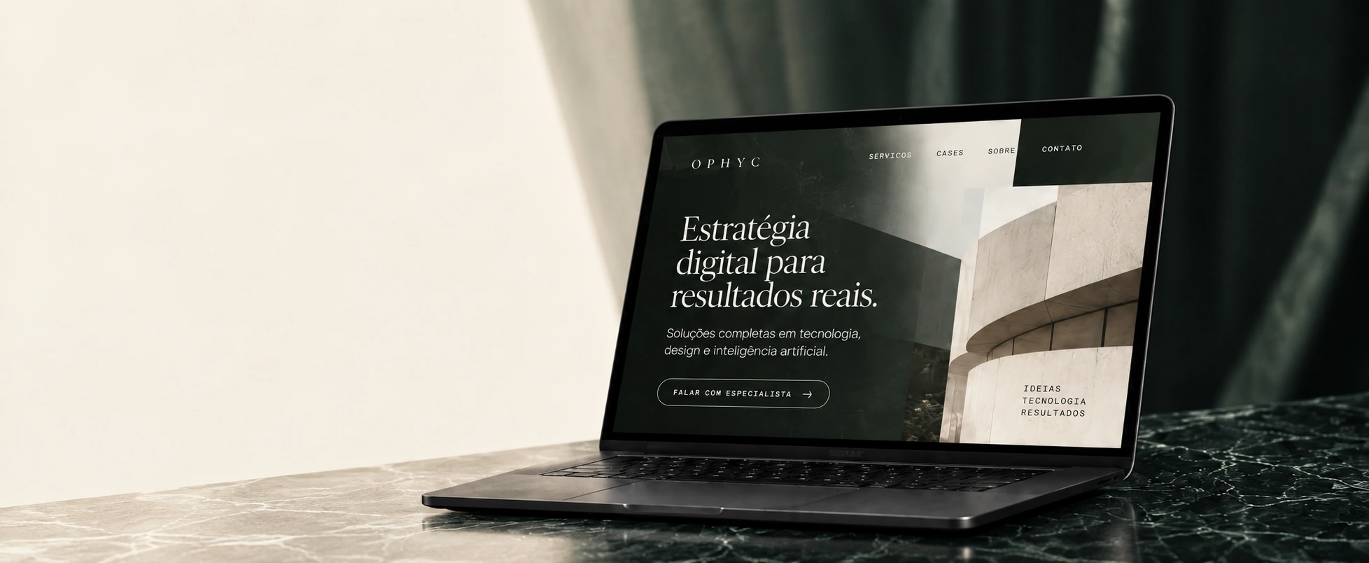 Notebook preto com um website editorial de arquitetura, sobre uma mesa de mármore verde.